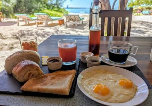 petit déjeuner face au lagon